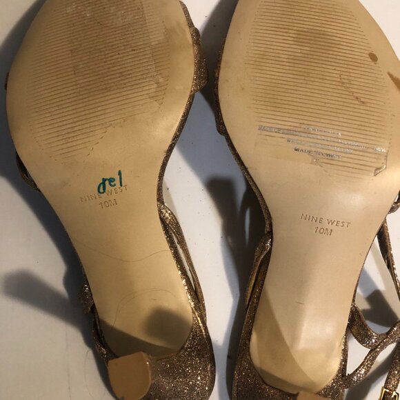 very sexy , gold sparkly shoes with 4"heels. Size 10. - Picture 4 of 5